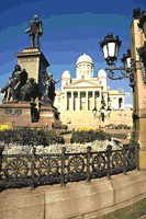 На Сенатской площади (главной площади Хельсинки) на переднем плане: памятник Александру II, на заднем — Лютеранский кафедральный собор
